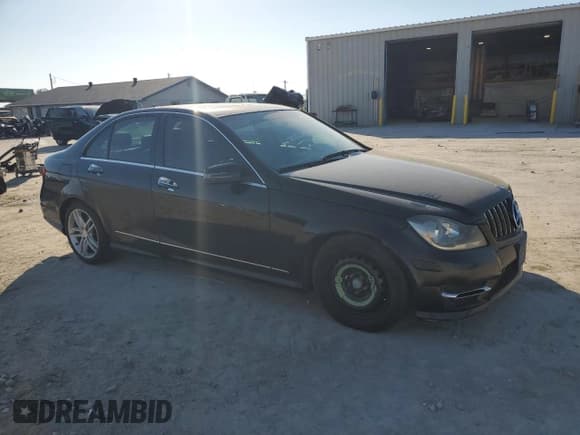 ✅ 2012 Mercedes-Benz C 300 Sport • VIN: WDDGF8BB4CF909666 • Lot: 91817295. Wystawiony na Copart z przebiegiem 113 121 mil. Bezpłatny archiwum sprzedaży aukcyjnych z USA i szczegółowy raport historii pojazdu na DreamBid. Zdjęcie 4.