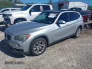✅ 2013 BMW X1 xDrive28i • VIN: WBAVL1C53DVR89556 • Лот: 43023928. Опубликован ранее на IAAI с пробегом 153 245 миль. Бесплатный доступ к архиву аукционных продаж из США и подробный отчёт об истории автомобиля на DreamBid. Изображение 2.