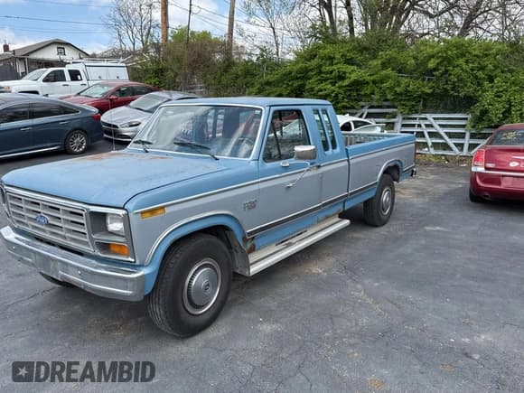 ✅ 1983 Ford F-250 • VIN: 1FTFX25G7DKA44370 • Lot: 53091135. Listed on Copart with 74,147 mi. Free auction sales archive from the USA and detailed vehicle history report at DreamBid. Image 2.