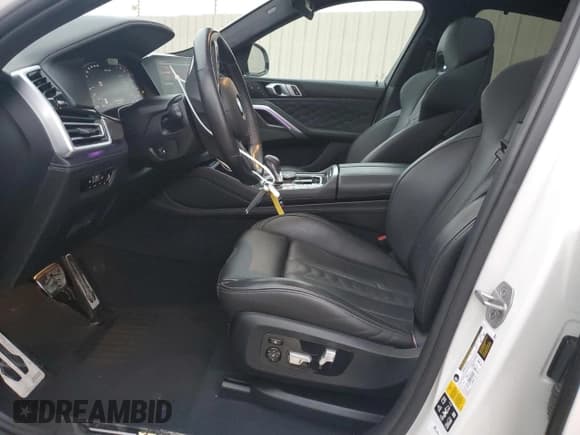 ✅ 2022 BMW X6 M • VIN: 5YMCY0C08N9L71063 • Lot: 69305505. Wystawiony na Copart z przebiegiem 21 102 mil. Bezpłatny archiwum sprzedaży aukcyjnych z USA i szczegółowy raport historii pojazdu na DreamBid. Zdjęcie 7.