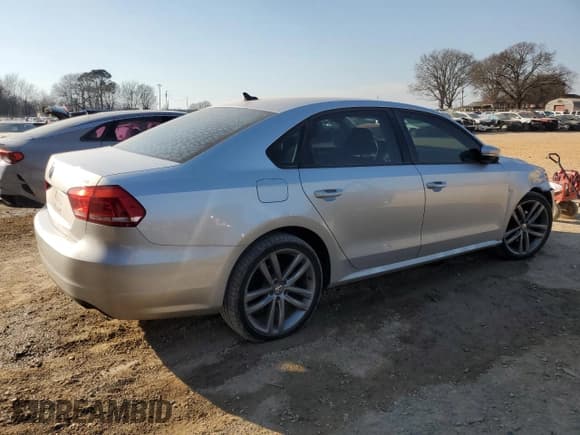 ✅ 2014 Volkswagen Passat S • VIN: 1VWAP7A30EC023444 • Lot: 47019625. Wystawiony na Copart z przebiegiem 122 982 mil. Bezpłatny archiwum sprzedaży aukcyjnych z USA i szczegółowy raport historii pojazdu na DreamBid. Zdjęcie 3.