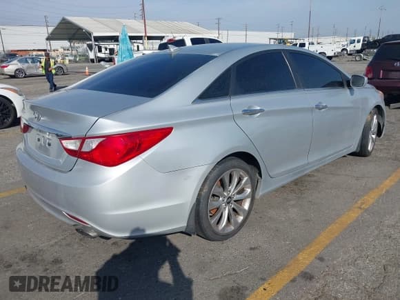 ✅ 2013 Hyundai Sonata SE • VIN: 5NPEC4AC0DH733977 • Lot: 43635729. Wystawiony na IAAI z przebiegiem 147 710 mil. Bezpłatny archiwum sprzedaży aukcyjnych z USA i szczegółowy raport historii pojazdu na DreamBid. Zdjęcie 4.