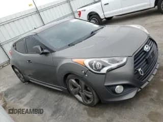 ✅ 2015 Hyundai Veloster Turbo • VIN: KMHTC6AE9FU229565 • Lot: 88311955. Wystawiony na Copart z przebiegiem Nie podano. Bezpłatny archiwum sprzedaży aukcyjnych z USA i szczegółowy raport historii pojazdu na DreamBid. Zdjęcie 4.
