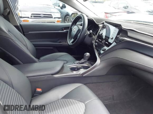 2022 Toyota Camry SE z VIN 4T1T11AK6NU643562, wystawiony jako IAAI lot #42478394 z przebiegiem 27 570 mil mil oraz . Historia ofert i sprzedaży dostępna na DreamBid. Obrazek 5.