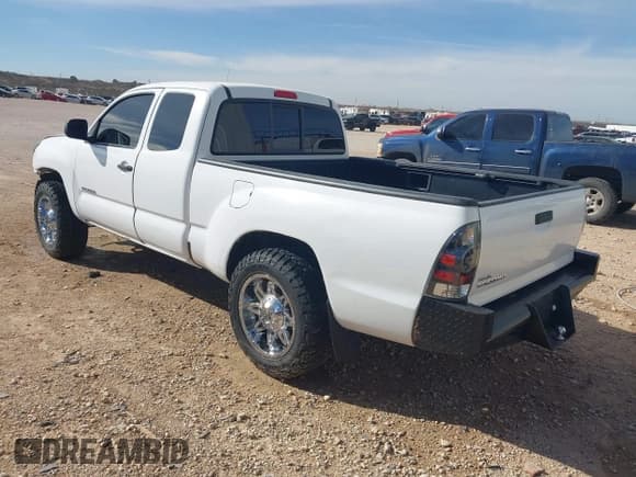 ✅ 2011 Toyota Tacoma • VIN: 5TFTX4CN5BX008774 • Lot: 41805170. Listed on IAAI with 83,976 mi. Free auction sales archive from the USA and detailed vehicle history report at DreamBid. Image 3.