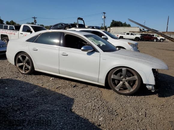 ✅ 2014 Audi S8 • VIN: WAUD2AFD6EN004797 • Lot: 69993344. Wystawiony na Copart z przebiegiem 124 196 mil. Bezpłatny archiwum sprzedaży aukcyjnych z USA i szczegółowy raport historii pojazdu na DreamBid. Zdjęcie 4.