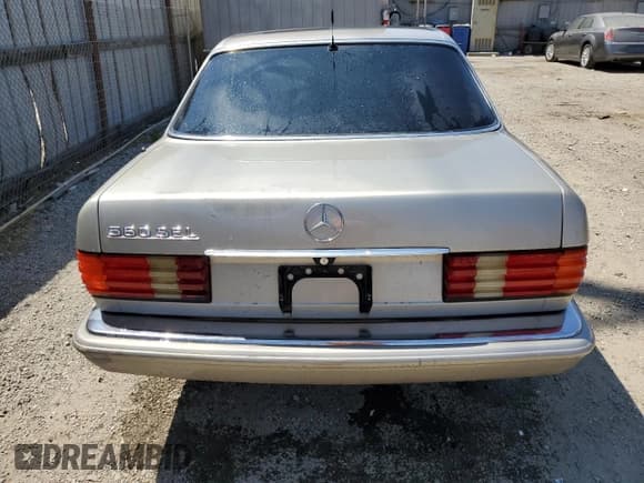 ✅ 1988 Mercedes-Benz 560 • VIN: WDBCA39D2JA367347 • Lot: 63639515. Wystawiony na Copart z przebiegiem 167 541 mil. Bezpłatny archiwum sprzedaży aukcyjnych z USA i szczegółowy raport historii pojazdu na DreamBid. Zdjęcie 6.