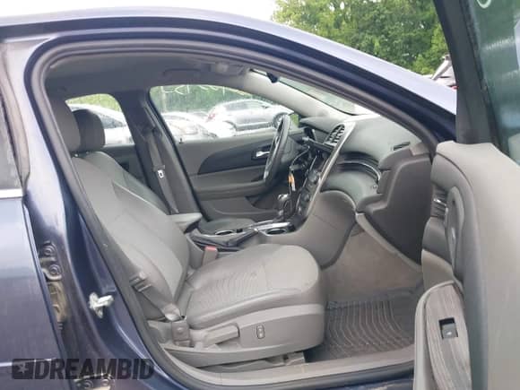 2015 Chevrolet Malibu LT z VIN 1G11C5SL9FF235771, wystawiony jako IAAI lot #39303861 z przebiegiem 109 571 mil mil oraz . Historia ofert i sprzedaży dostępna na DreamBid. Obrazek 5.