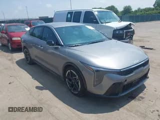 ✅ 2025 Kia K4 GT-Line • VIN: 3KPFW4DE4SE049489 • Лот: 42785956. Опубликован ранее на IAAI с пробегом 8 500 миль. Бесплатный доступ к архиву аукционных продаж из США и подробный отчёт об истории автомобиля на DreamBid. Изображение 1.