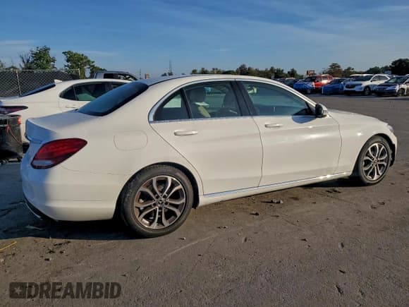 ✅ 2017 Mercedes-Benz C 300 • VIN: 55SWF4JB1HU224731 • Lot: 95322645. Wystawiony na Copart z przebiegiem 101 627 mil. Bezpłatny archiwum sprzedaży aukcyjnych z USA i szczegółowy raport historii pojazdu na DreamBid. Zdjęcie 3.