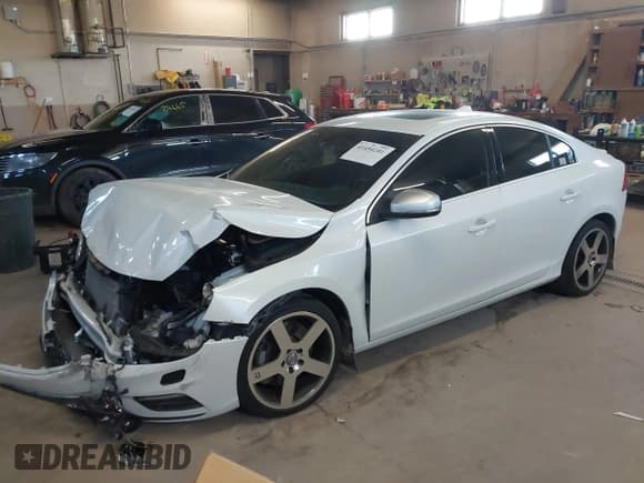 ✅ 2015 Volvo S60 T6 R-Design Platinum • VIN: YV1902THXF2313472 • Lot: 41454201. Wystawiony na IAAI z przebiegiem 64 106 mil. Bezpłatny archiwum sprzedaży aukcyjnych z USA i szczegółowy raport historii pojazdu na DreamBid. Zdjęcie 2.