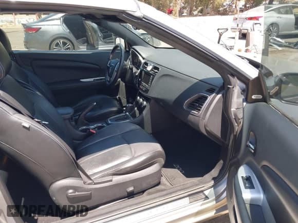 ✅ 2014 Chrysler 200 Limited • VIN: 1C3BCBFG8EN137847 • Lot: 42871054. Listed on IAAI with 94,194 mi. Free auction sales archive from the USA and detailed vehicle history report at DreamBid. Image 5.