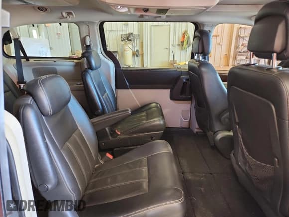 ✅ 2010 Chrysler Town & Country Touring Plus • VIN: 2A4RR8D12AR451706 • Lot: 90633365. Wystawiony na Copart z przebiegiem 207 519 mil. Bezpłatny archiwum sprzedaży aukcyjnych z USA i szczegółowy raport historii pojazdu na DreamBid. Zdjęcie 11.