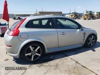 ✅ 2011 Volvo C30 • VIN: YV1672MK0B2235304 • Лот: 70749174. Опубликован ранее на Copart с пробегом 151 293 миль. Бесплатный доступ к архиву аукционных продаж из США и подробный отчёт об истории автомобиля на DreamBid. Изображение 3.