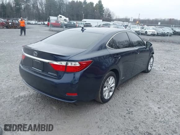 ✅ 2013 Lexus ES 300h • VIN: JTHBW1GG7D2017225 • Lot: 43806976. Wystawiony na IAAI z przebiegiem 184 401 mil. Bezpłatny archiwum sprzedaży aukcyjnych z USA i szczegółowy raport historii pojazdu na DreamBid. Zdjęcie 4.