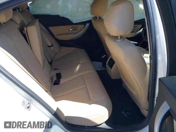 ✅ 2018 BMW 3 Series 320i xDrive • VIN: WBA8A3C54JA358722 • Lot: 42825739. Wystawiony na IAAI z przebiegiem Nie podano. Bezpłatny archiwum sprzedaży aukcyjnych z USA i szczegółowy raport historii pojazdu na DreamBid. Zdjęcie 8.