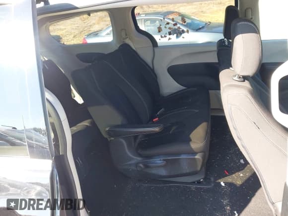 ✅ 2020 Chrysler Voyager L • VIN: 2C4RC1AG2LR250706 • Lot: 42442781. Listed on IAAI with 86,998 mi. Free auction sales archive from the USA and detailed vehicle history report at DreamBid. Image 8.