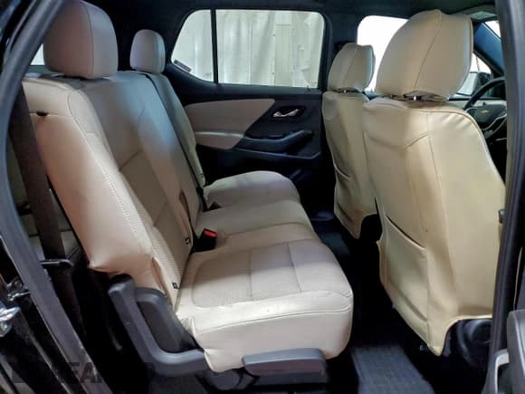 ✅ 2023 Chevrolet Traverse LS • VIN: 1GNEVFKW7PJ326238 • Lot: 93396895. Wystawiony na Copart z przebiegiem 16 120 mil. Bezpłatny archiwum sprzedaży aukcyjnych z USA i szczegółowy raport historii pojazdu na DreamBid. Zdjęcie 11.