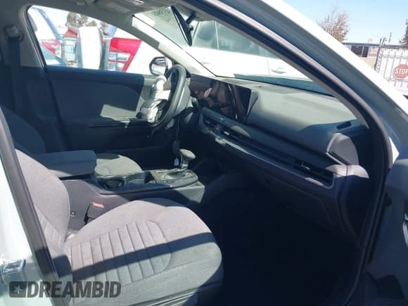 ✅ 2025 Kia K4 EX • VIN: 3KPFU4DEXSE015496 • Lot: 43384381. Wystawiony na IAAI z przebiegiem 13 174 mil. Bezpłatny archiwum sprzedaży aukcyjnych z USA i szczegółowy raport historii pojazdu na DreamBid. Zdjęcie 5.