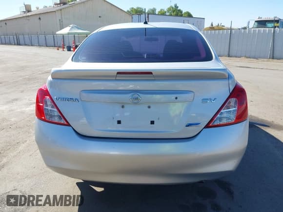 ✅ 2013 Nissan Versa S Plus • VIN: 3N1CN7AP0DL881295 • Lot: 42474410. Wystawiony na IAAI z przebiegiem 158 349 mil. Bezpłatny archiwum sprzedaży aukcyjnych z USA i szczegółowy raport historii pojazdu na DreamBid. Zdjęcie 17.