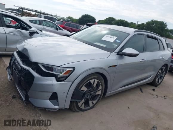 ✅ 2022 Audi e-tron Premium • VIN: WA1AAAGE0NB047673 • Лот: 42658928. Опубликован ранее на IAAI с пробегом 57 020 миль. Бесплатный доступ к архиву аукционных продаж из США и подробный отчёт об истории автомобиля на DreamBid. Изображение 2.