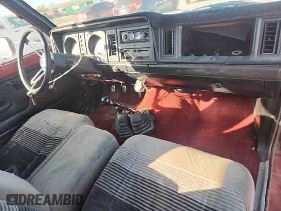 ✅ 1985 Ford Bronco • VIN: 1FMBU14S8FUB04523 • Lot: 82450385. Wystawiony na Copart z przebiegiem 30 075 mil. Bezpłatny archiwum sprzedaży aukcyjnych z USA i szczegółowy raport historii pojazdu na DreamBid. Zdjęcie 8.