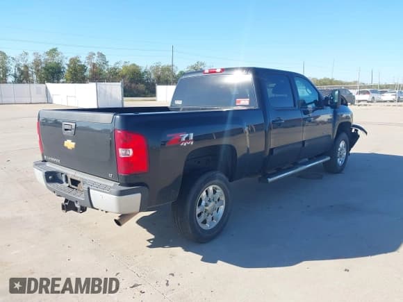 ✅ 2014 Chevrolet Silverado 2500HD High Country • VIN: 1GC1KXEG7EF172401 • Lot: 43634524. Wystawiony na IAAI z przebiegiem 171 448 mil. Bezpłatny archiwum sprzedaży aukcyjnych z USA i szczegółowy raport historii pojazdu na DreamBid. Zdjęcie 4.