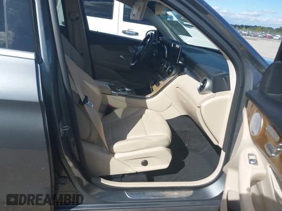 ✅ 2019 Mercedes-Benz GLC 300 • VIN: WDC0G4JB6KV185349 • Lot: 43556198. Listed on IAAI with 62,222 mi. Free auction sales archive from the USA and detailed vehicle history report at DreamBid. Image 5.