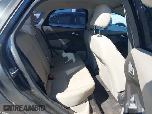 ✅ 2016 Ford Focus SE • VIN: 1FADP3F23GL404593 • Lot: 43803058. Wystawiony na IAAI z przebiegiem 97 707 mil. Bezpłatny archiwum sprzedaży aukcyjnych z USA i szczegółowy raport historii pojazdu na DreamBid. Zdjęcie 8.