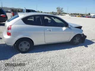 2010 Hyundai Accent GS z VIN KMHCM3AC8AU153534, wystawiony jako Copart lot #81779404 z przebiegiem 156 700 mil mil oraz Szkoda całkowita • Salvage title. Historia ofert i sprzedaży dostępna na DreamBid. Obrazek 3.