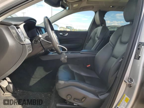 ✅ 2018 Volvo XC60 Momentum • VIN: LYV102RK3JB100845 • Lot: 90073965. Wystawiony na Copart z przebiegiem 58 828 mil. Bezpłatny archiwum sprzedaży aukcyjnych z USA i szczegółowy raport historii pojazdu na DreamBid. Zdjęcie 7.