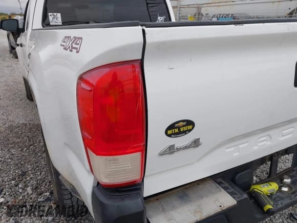 ✅ 2017 Toyota Tacoma SR • VIN: 5TFSX5ENXHX053717 • Lot: 43371255. Wystawiony na IAAI z przebiegiem 162 425 mil. Bezpłatny archiwum sprzedaży aukcyjnych z USA i szczegółowy raport historii pojazdu na DreamBid. Zdjęcie 21.