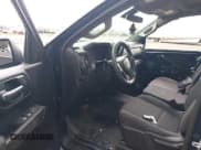 ✅ 2020 Chevrolet Silverado 1500 Custom • VIN: 1GCRWBEHXLZ319812 • Lot: 43026054. Wystawiony na IAAI z przebiegiem 43 899 mil. Bezpłatny archiwum sprzedaży aukcyjnych z USA i szczegółowy raport historii pojazdu na DreamBid. Zdjęcie 5.