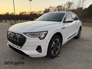 ✅ 2021 Audi e-tron Premium • VIN: WA1AAAGE8M8010286 • Lot: 93966865. Wystawiony na Copart z przebiegiem 96 494 mil. Bezpłatny archiwum sprzedaży aukcyjnych z USA i szczegółowy raport historii pojazdu na DreamBid. Zdjęcie 1.