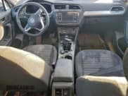 ✅ 2022 Volkswagen Tiguan S • VIN: 3VV0B7AX4NM070914 • Lot: 95511475. Wystawiony na Copart z przebiegiem Nie podano. Bezpłatny archiwum sprzedaży aukcyjnych z USA i szczegółowy raport historii pojazdu na DreamBid. Zdjęcie 8.