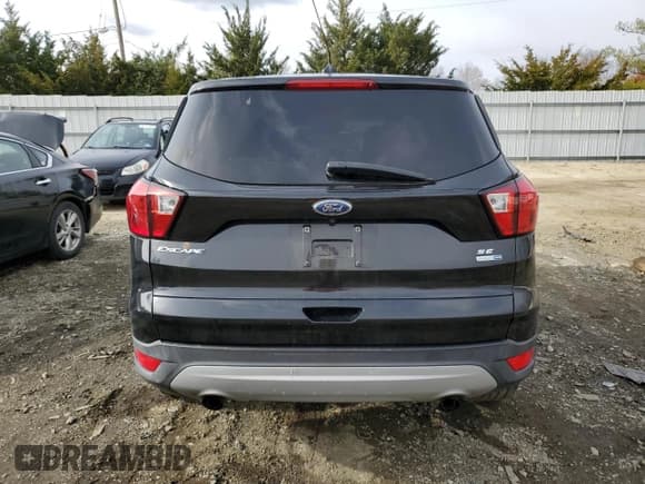 ✅ 2019 Ford Escape SE • VIN: 1FMCU9GD1KUA00613 • Lot: 92022385. Wystawiony na Copart z przebiegiem 99 552 mil. Bezpłatny archiwum sprzedaży aukcyjnych z USA i szczegółowy raport historii pojazdu na DreamBid. Zdjęcie 6.