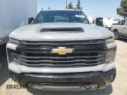 ✅ 2025 Chevrolet Silverado 2500HD Custom • VIN: 2GC4KME74S1148409 • Lot: 69282705. Wystawiony na Copart z przebiegiem 7 666 mil. Bezpłatny archiwum sprzedaży aukcyjnych z USA i szczegółowy raport historii pojazdu na DreamBid. Zdjęcie 5.