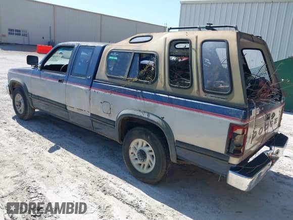 1992 Dodge Dakota z VIN 1B7FL23X2NS566002, wystawiony jako IAAI lot #42884098 z przebiegiem 141 282 mil mil oraz . Historia ofert i sprzedaży dostępna na DreamBid. Obrazek 3.