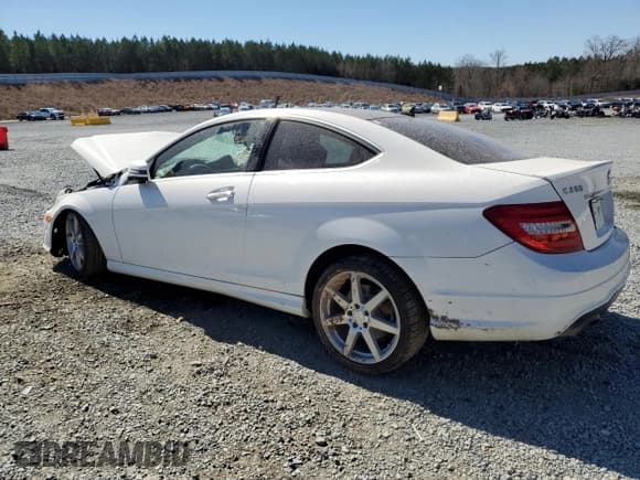 ✅ 2013 Mercedes-Benz C 250 • VIN: WDDGJ4HB4DF965560 • Lot: 47446645. Wystawiony na Copart z przebiegiem 179 230 mil. Bezpłatny archiwum sprzedaży aukcyjnych z USA i szczegółowy raport historii pojazdu na DreamBid. Zdjęcie 2.