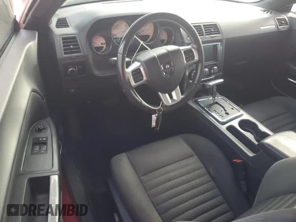 ✅ 2013 Dodge Challenger SXT • VIN: 2C3CDYAG0DH553698 • Lot: 78579964. Wystawiony na Copart z przebiegiem Nie podano. Bezpłatny archiwum sprzedaży aukcyjnych z USA i szczegółowy raport historii pojazdu na DreamBid. Zdjęcie 8.