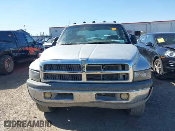 ✅ 2002 Dodge 2500 • VIN: 3B7KC23682M214357 • Lot: 43483582. Wystawiony na IAAI z przebiegiem 289 379 mil. Bezpłatny archiwum sprzedaży aukcyjnych z USA i szczegółowy raport historii pojazdu na DreamBid. Zdjęcie 13.