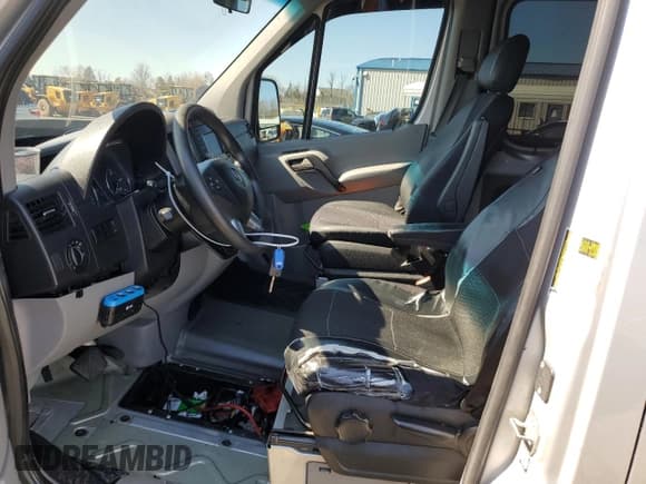 ✅ 2016 Mercedes-Benz Sprinter • VIN: 8BRPE8DD7GE125603 • Lot: 51427175. Wystawiony na Copart z przebiegiem 555 149 mil. Bezpłatny archiwum sprzedaży aukcyjnych z USA i szczegółowy raport historii pojazdu na DreamBid. Zdjęcie 7.