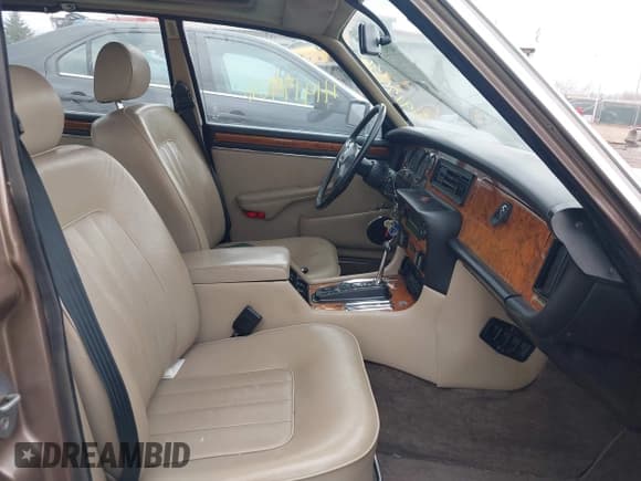 ✅ 1986 Jaguar XJ • VIN: SAJAY1344GC460998 • Лот: 41917736. Опубликован ранее на IAAI с пробегом 94 233 миль. Бесплатный доступ к архиву аукционных продаж из США и подробный отчёт об истории автомобиля на DreamBid. Изображение 5.