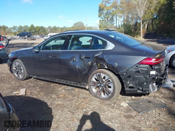 ✅ 2025 BMW 5 Series 530i xDrive • VIN: WBA53FJ07SCU42951 • Лот: 43526193. Опубликован ранее на IAAI с пробегом 5 611 миль. Бесплатный доступ к архиву аукционных продаж из США и подробный отчёт об истории автомобиля на DreamBid. Изображение 15.