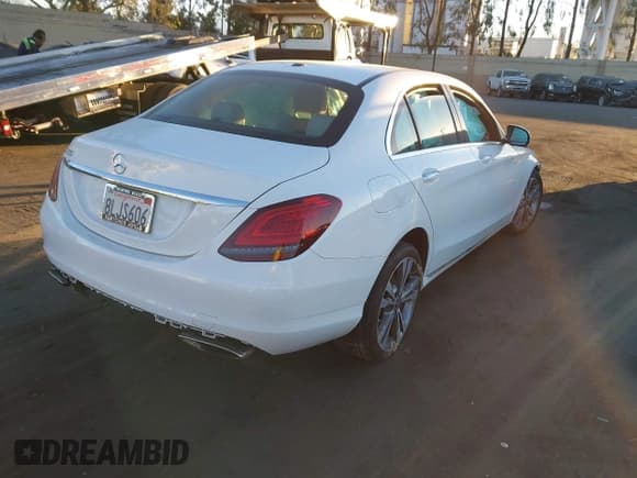 ✅ 2019 Mercedes-Benz C 300 • VIN: WDDWF8DB8KR483163 • Lot: 43544574. Wystawiony na IAAI z przebiegiem 71 998 mil. Bezpłatny archiwum sprzedaży aukcyjnych z USA i szczegółowy raport historii pojazdu na DreamBid. Zdjęcie 4.