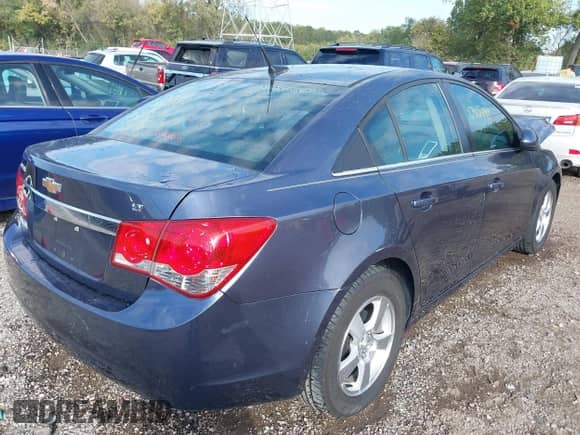 2013 Chevrolet Cruze 1LT z VIN 1G1PC5SB1D7232128, wystawiony jako IAAI lot #40415492 z przebiegiem 159 418 mil mil oraz . Historia ofert i sprzedaży dostępna na DreamBid. Obrazek 4.