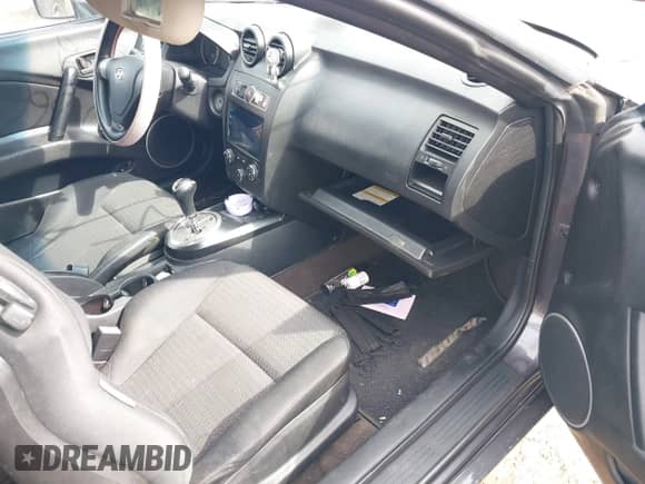 2008 Hyundai Tiburon GS с VIN KMHHM66D88U284532, выставлен на аукционе IAAI как лот 40490154 с пробегом 177 813 миль миль и . История ставок и продаж доступна на DreamBid. Изображение 5.