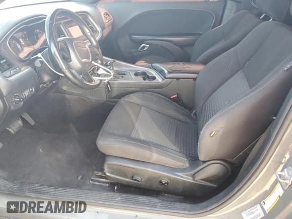 ✅ 2017 Dodge Challenger SXT • VIN: 2C3CDZAGXHH665842 • Lot: 65860574. Wystawiony na Copart z przebiegiem 103 727 mil. Bezpłatny archiwum sprzedaży aukcyjnych z USA i szczegółowy raport historii pojazdu na DreamBid. Zdjęcie 7.