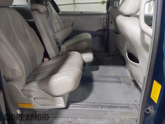 ✅ 2012 Toyota Sienna XLE • VIN: 5TDYK3DC3CS263331 • Lot: 41406914. Listed on IAAI with 135,820 mi. Free auction sales archive from the USA and detailed vehicle history report at DreamBid. Image 8.