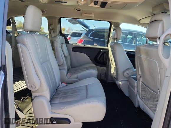 ✅ 2015 Chrysler Town & Country Touring L • VIN: 2C4RC1CG5FR562052 • Lot: 82700215. Wystawiony na Copart z przebiegiem 161 695 mil. Bezpłatny archiwum sprzedaży aukcyjnych z USA i szczegółowy raport historii pojazdu na DreamBid. Zdjęcie 11.